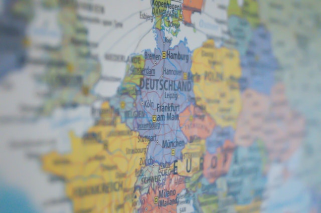 Mini-express fragter pakker til hele Europa